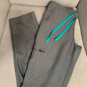 FIGS Yola in graphite XS